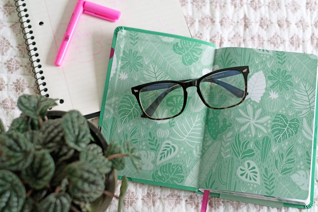 Flourish: Daily Devotions for Teen Girls